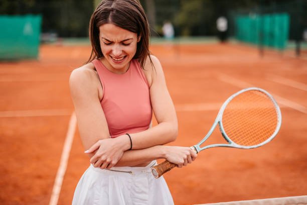 Illustration showing the anatomy of tennis elbow and golfer's elbow, highlighting affected tendons and muscles in the elbow joint.